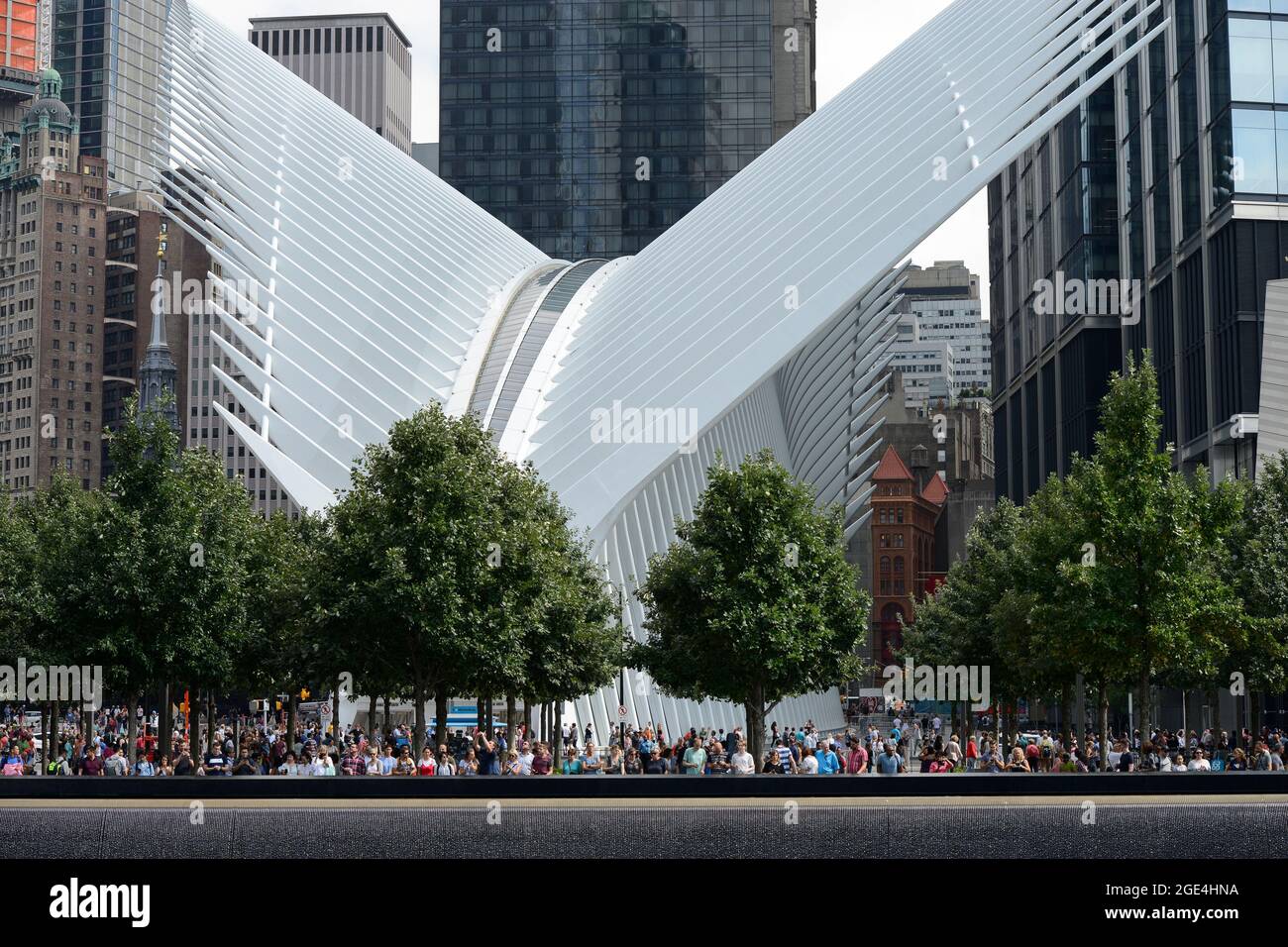 USA, New York City, 9/11 Memorial Ground Zero per la memoria delle vittime dell'attacco terroristico dell'11 settembre 2001 alla torre del centro commerciale mondiale, piscina riflettente / USA, New York, Ground Zero Mahnmal für Opper der Terroranschlaege am 11. 2001 settembre WTC World Trade Center, Fundamentloch Eines eingestürzten Towers mit Wasserbassin piscina riflettente Foto Stock