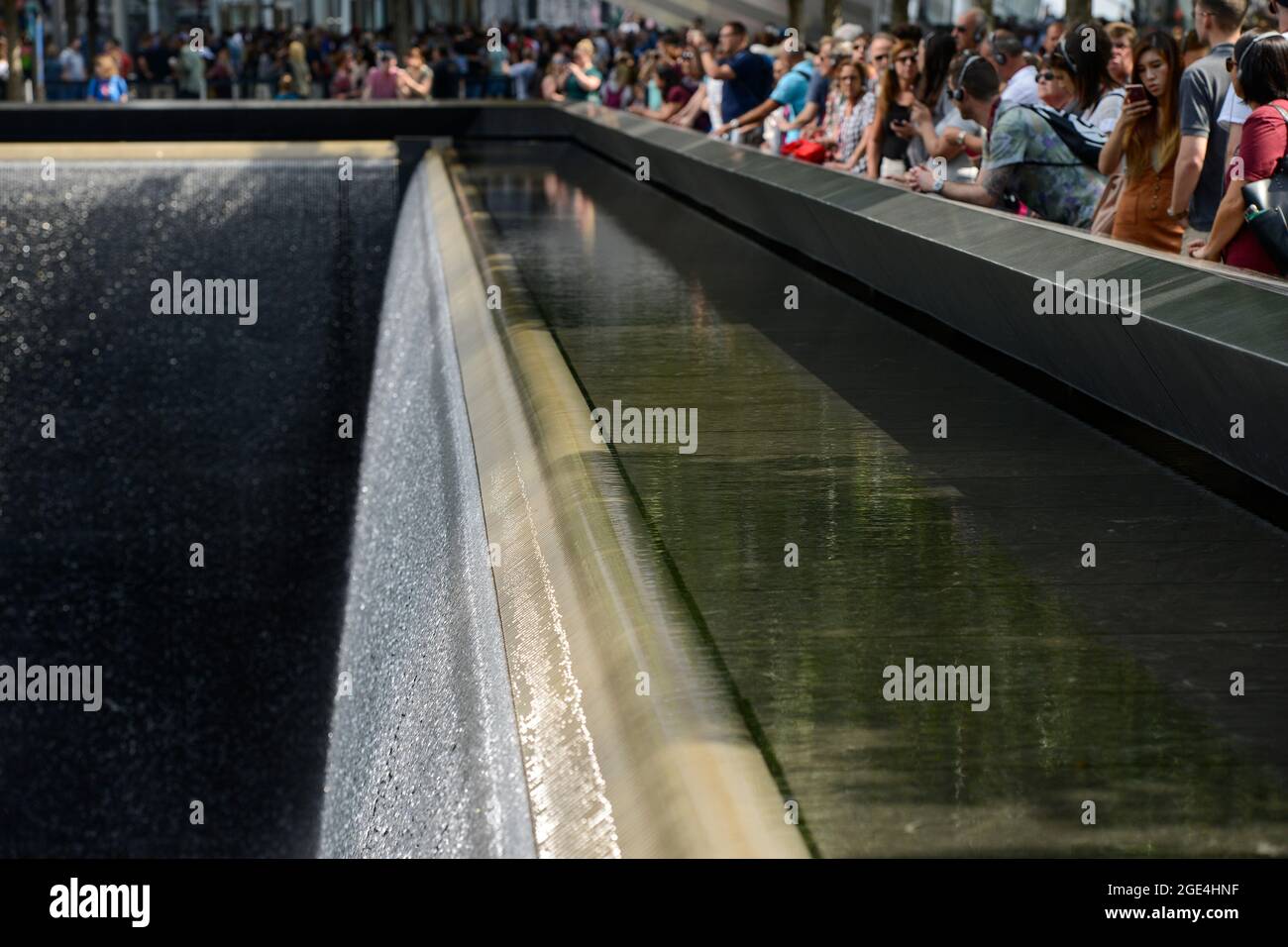 USA, New York City, 9/11 Memorial Ground Zero per la memoria delle vittime di un attentato terroristico dell'11 settembre 2001 alla torre del centro commerciale mondiale, bacino idrico, piscina riflettente, acqua corrente, cascata Foto Stock