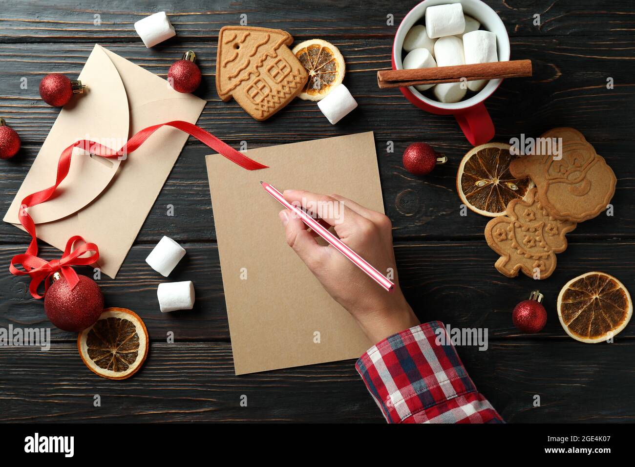 Concetto di scrittura wishlist su tavolo di legno, vista dall'alto Foto Stock