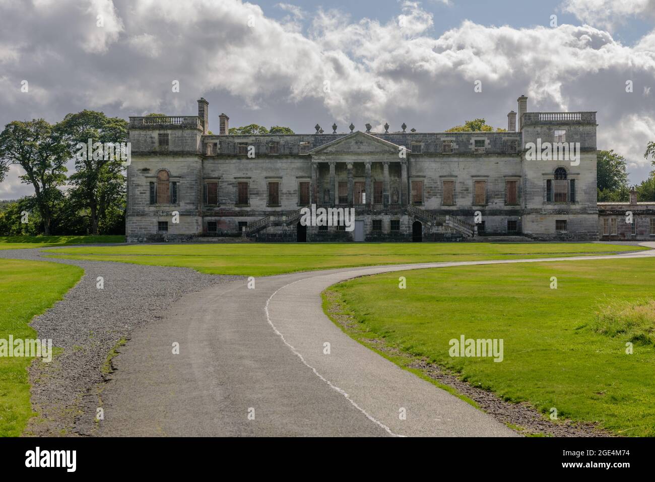 Le rovine restaurate di Penicuik House originariamente costruito nel 1761, ma eviscerato dal fuoco nel 1899, Midlothian, Scozia Foto Stock