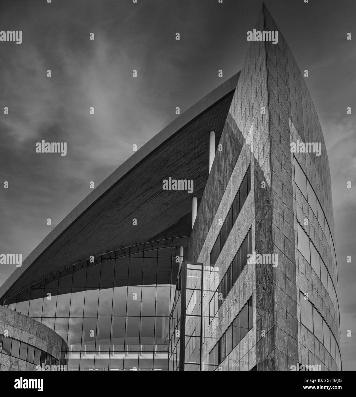 Architettura angolare, edificio Atradius, Cardiff Bay, Galles, Regno Unito Foto Stock