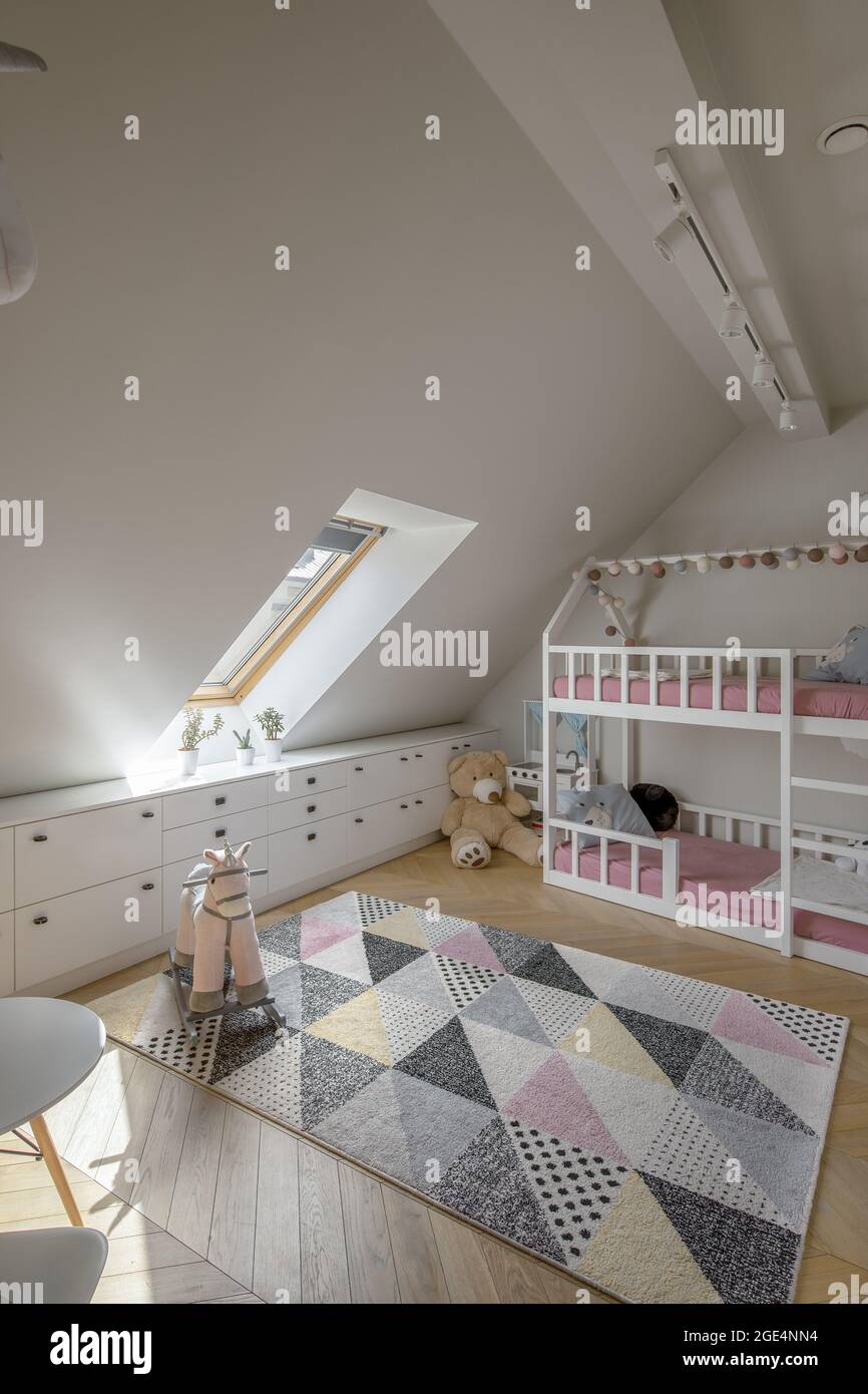 Interni scandinavi moderni con design per bambini per due ragazze (sorelle) in tonalità rosa cremose Foto Stock