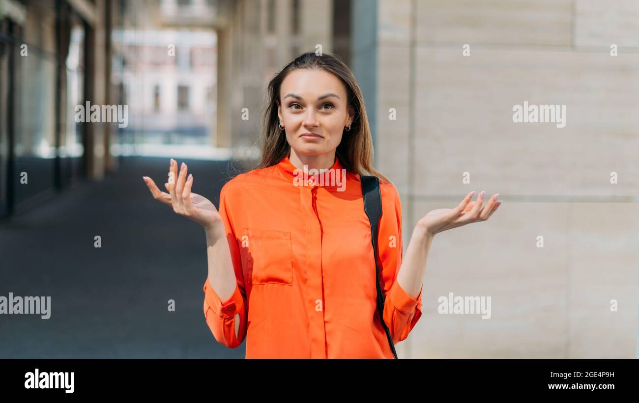 La ragazza caucasica raffigura il bewilderment e lo shock con le espressioni facciali e il gesto della mano. Foto Stock