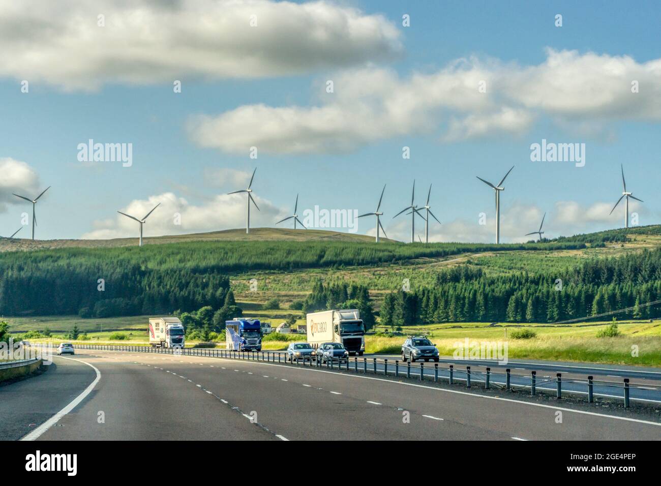 L'autostrada A74(M) supera il Clyde Windfarm nel South Lanarkshire. Vista a nord. Foto Stock