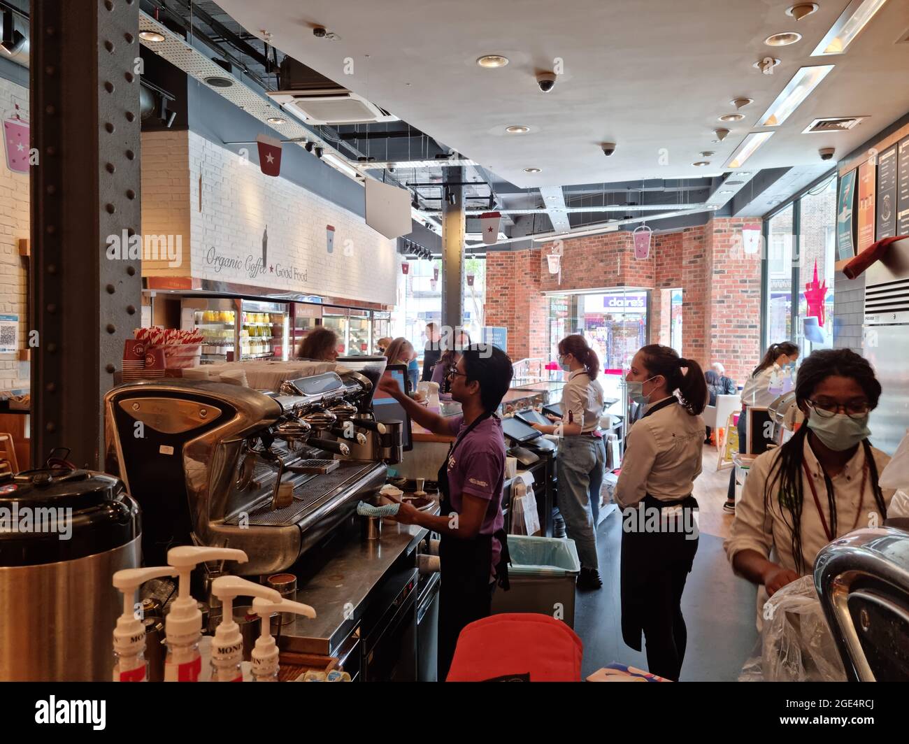 Exeter, UK - Agosto 2021: Un barista prepara una bevanda calda per un cliente presso una delle filiali di Pret A Manager nel Regno Unito Foto Stock