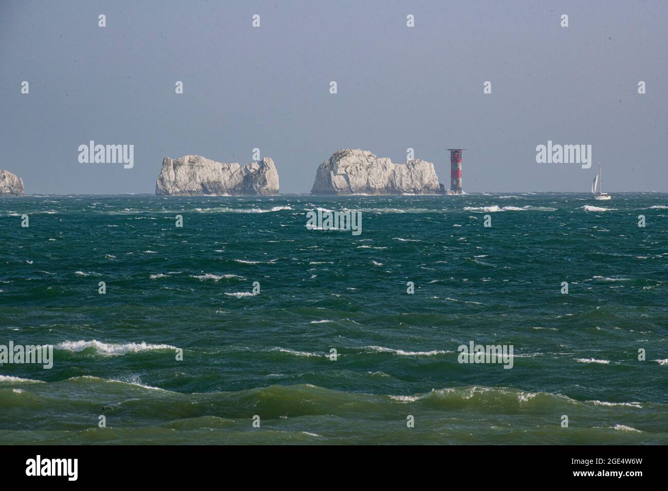 Navigando nel Solent appena fuori degli aghi dagli stemmi dell'Isola di Wight Foto Stock