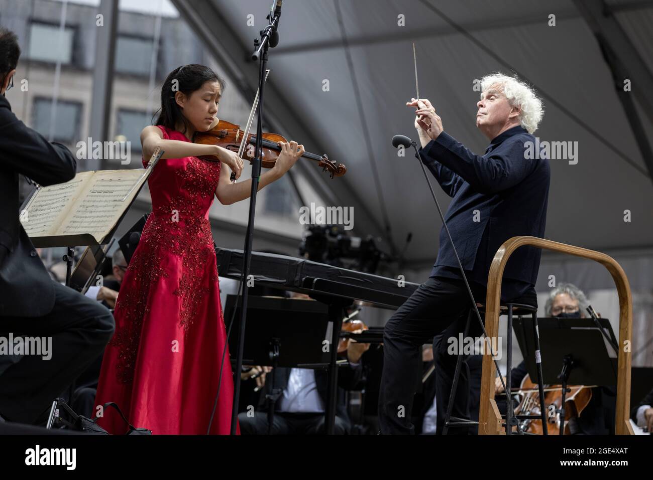 Sir Simon Rpicle e Leia Zhu si esibiscono con la London Symphony Orchestra - concerto all'aperto di musica classica BMW a Trafalgar Square, Londra, Regno Unito Foto Stock