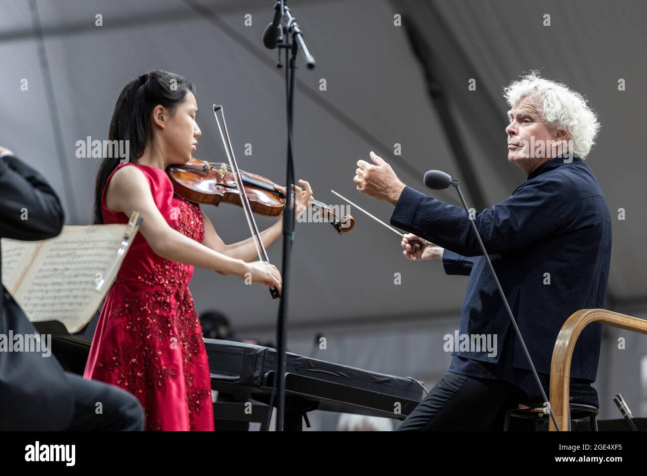 Sir Simon Rpicle e Leia Zhu si esibiscono con la London Symphony Orchestra - concerto all'aperto di musica classica BMW a Trafalgar Square, Londra, Regno Unito Foto Stock