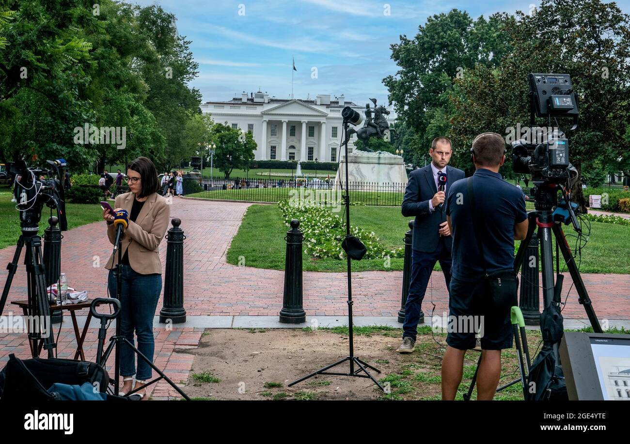 L'equipaggio della TV ha fatto un'intervista a Lafayette Square di fronte alla Casa Bianca il 16 agosto 2021. Foto Stock