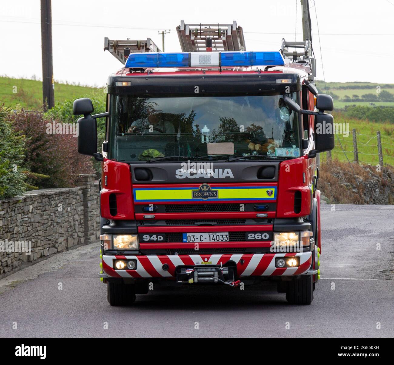 Motore antincendio Scania 94D 260 con luci lampeggianti Foto Stock