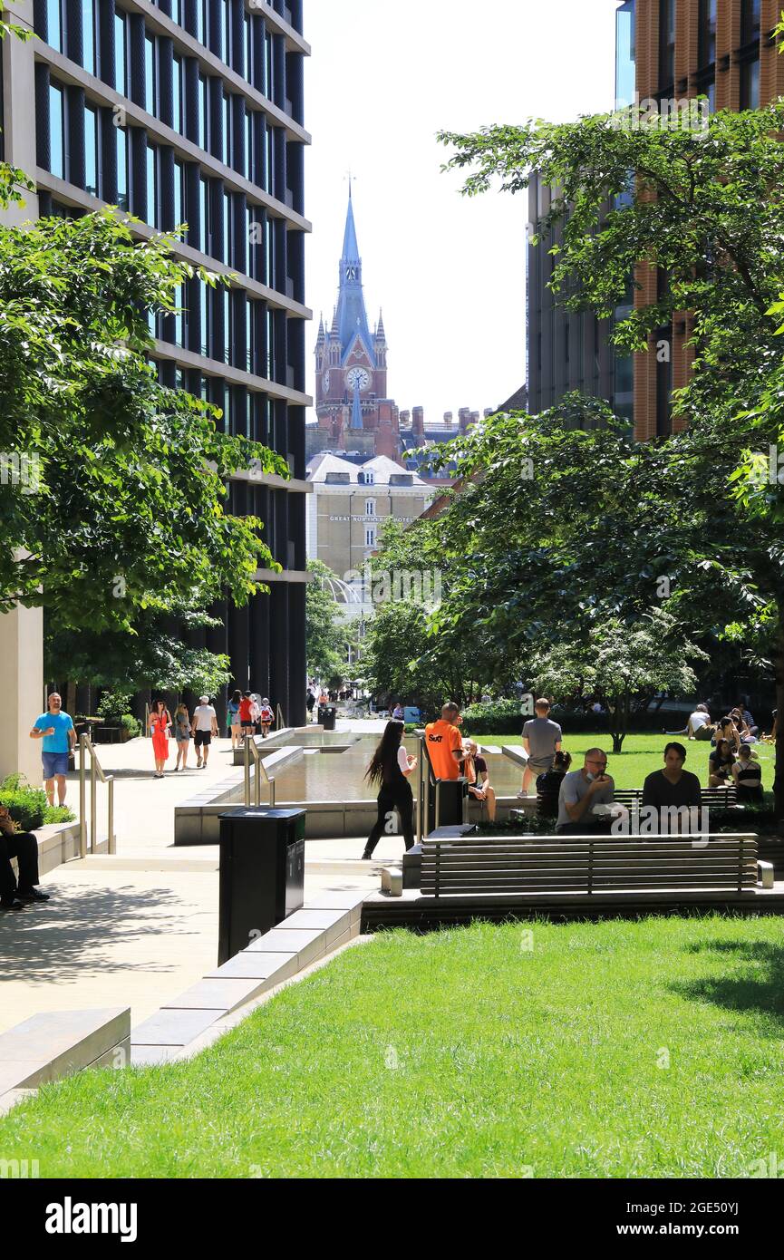 Estate 2021 a Pancras Square, dietro Kings Cross, mentre i lavoratori tornano agli uffici, come la pandemia di Covid allevia, nel nord di Londra, Regno Unito Foto Stock