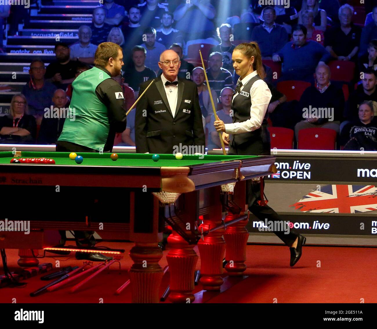 16 agosto 2021; Morningside Arena, Leicester, Inghilterra; British Open Snooker Championship; Mark Allan e Reanne Evans iniziano la loro partita senza scuotere le mani Foto Stock