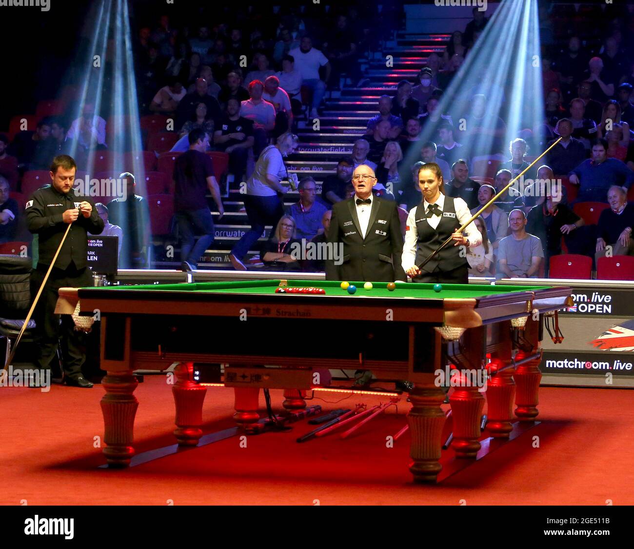 16 agosto 2021; Morningside Arena, Leicester, Inghilterra; British Open Snooker Championship; Mark Allan e Reanne Evans iniziano la loro partita senza scuotere le mani Foto Stock