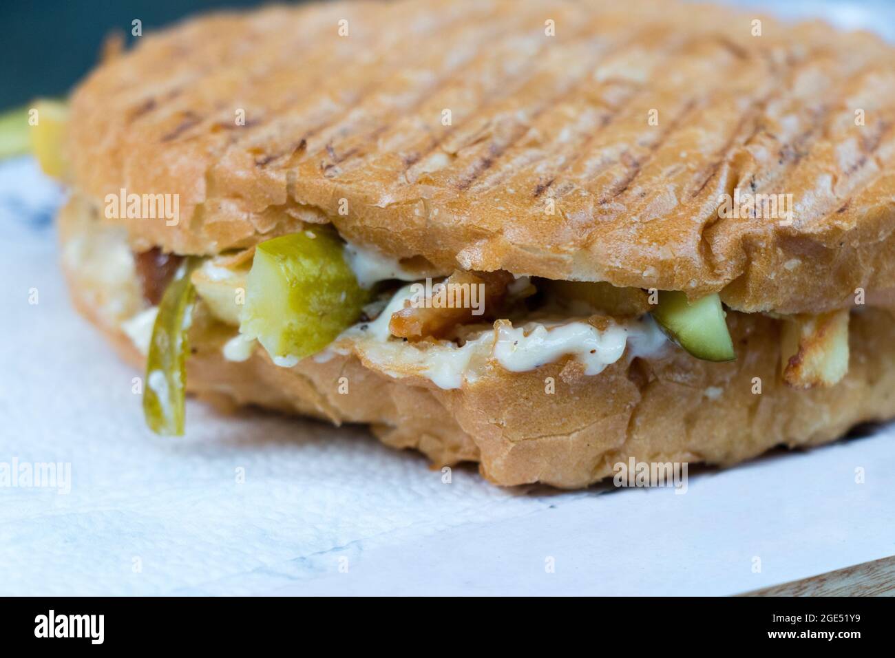 Fast food. Sandwich Shawarma - carne di pollo alla griglia e verdure nel pane Foto Stock