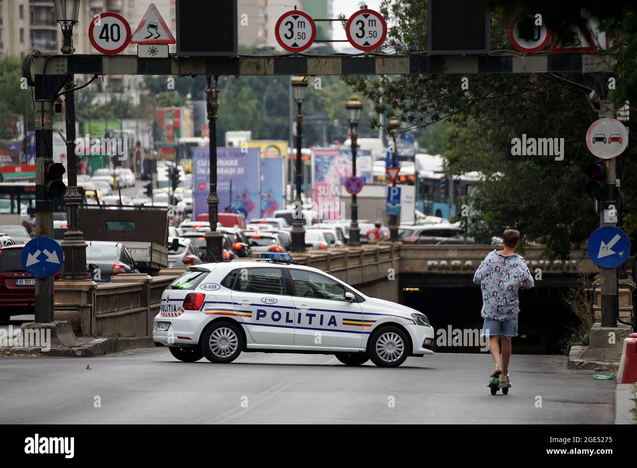 Bucarest, Romania - 12 agosto 2021: Un poliziotto devia le auto nel traffico per aggirare una parte chiusa della strada a causa di un incidente d'auto su un viale in B Foto Stock