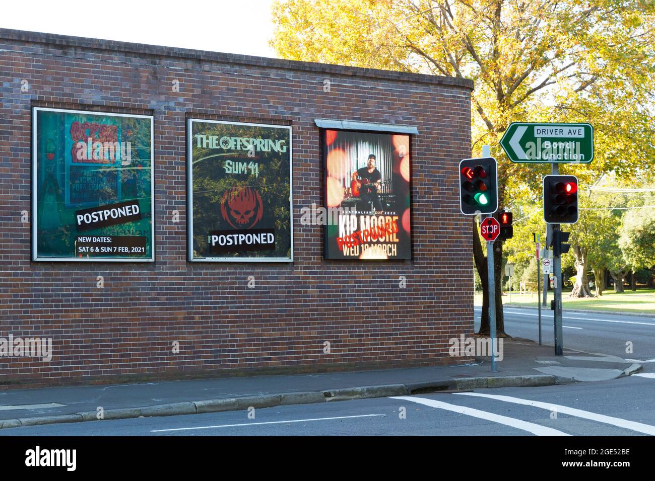 manifesti per concerti con notifiche di rinvio obbligatorie presso il locale di musica dal vivo dell'Hordern Pavilion a Sydney, Australia, durante il COVID-19. Foto Stock