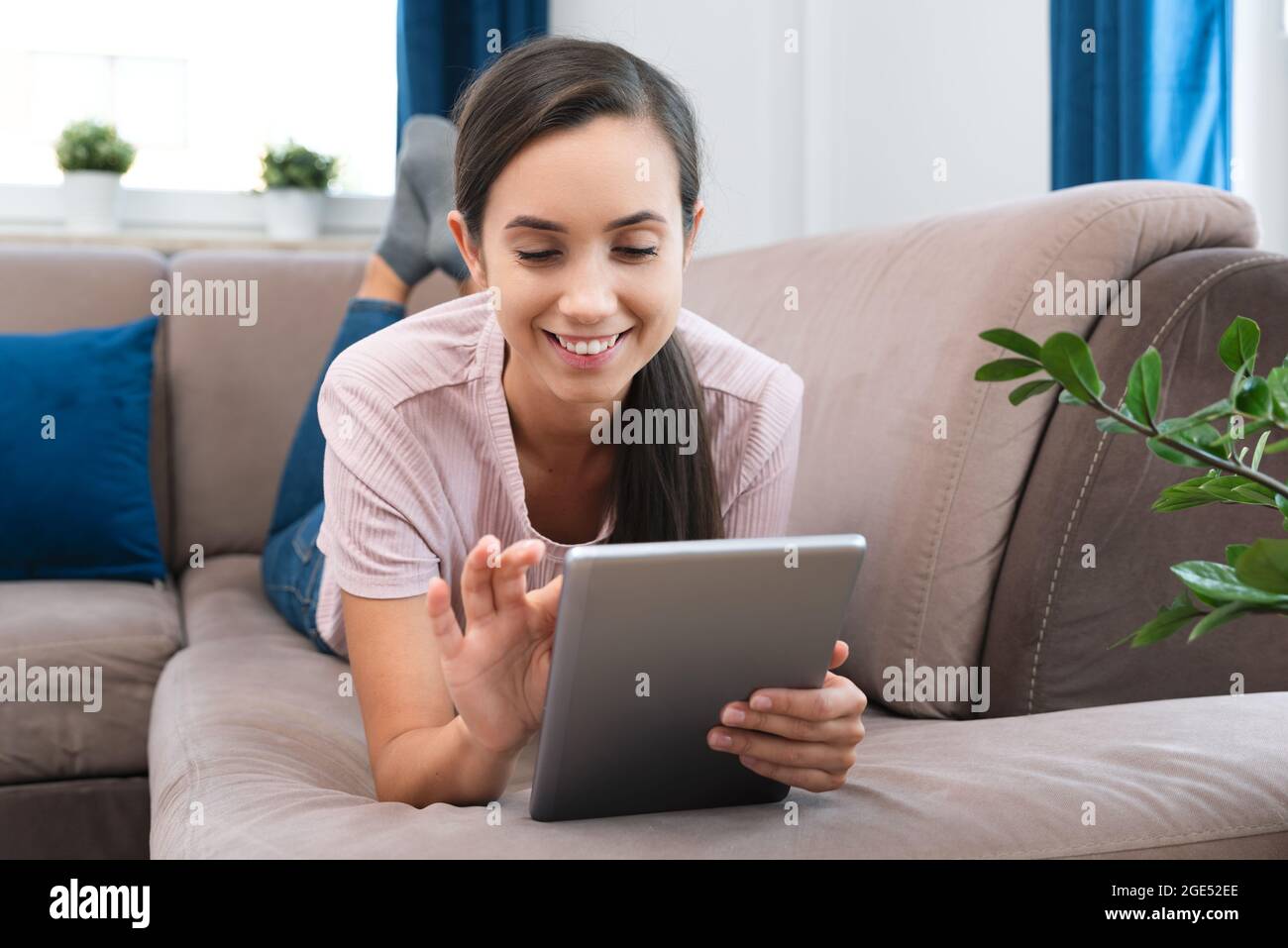 Donna che usa tablet o e-book, navigare in Internet, concetto di social media Foto Stock