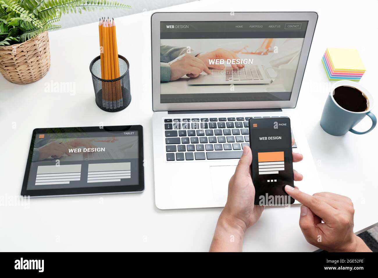 Gli sviluppatori Web progettano siti Web per diversi tipi di dispositivi. Concetto di web design reattivo Foto Stock