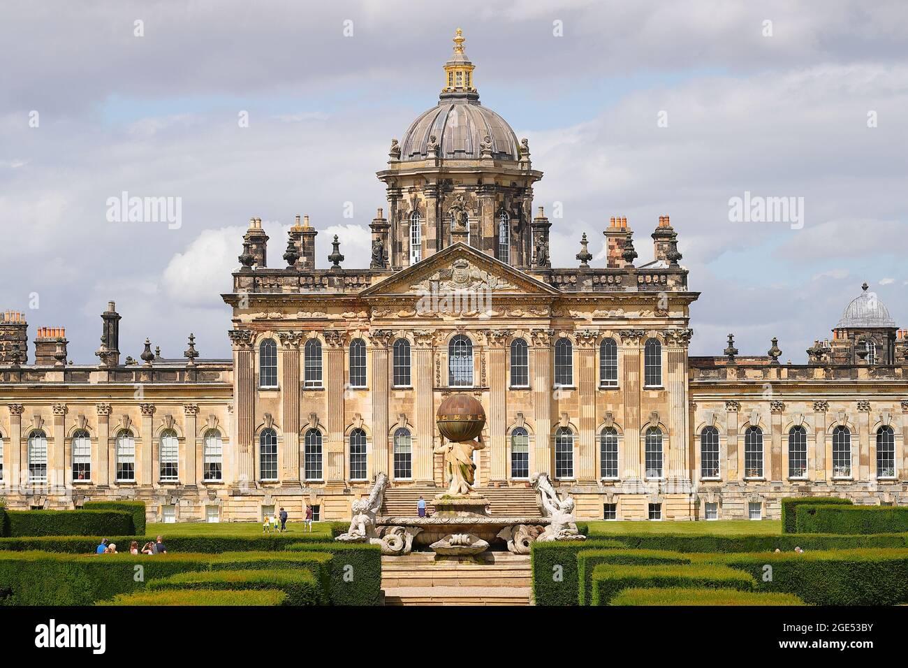 Castello Howard & Atlas Fountain nel North Yorkshire e vista dal lato sud. Foto Stock