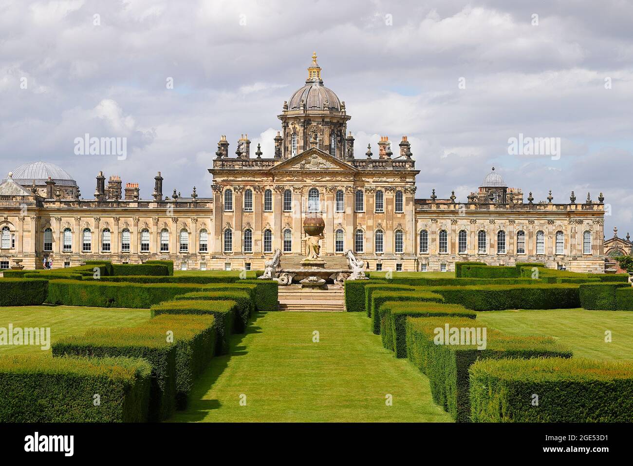 Castello Howard & Atlas Fountain nel North Yorkshire e vista dal lato sud. Foto Stock