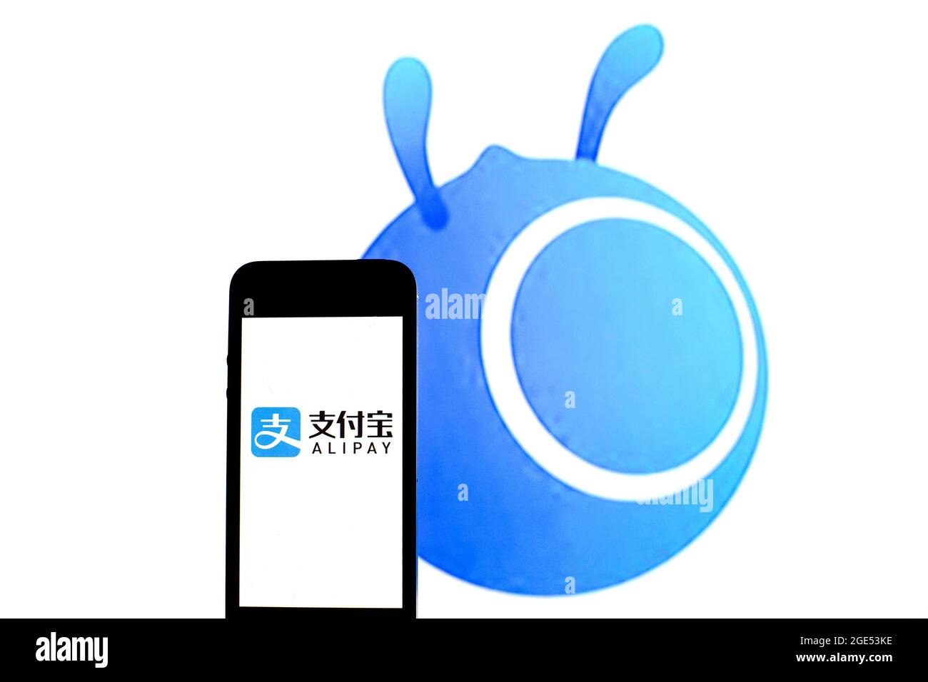 Spagna. 11 Agosto 2021. In questa illustrazione fotografica, un logo Alipay viene visualizzato su uno smartphone con un logo ANT Group sullo sfondo. (Credit Image: © Thiago Prudencio/SOPA Images via ZUMA Press Wire) Foto Stock