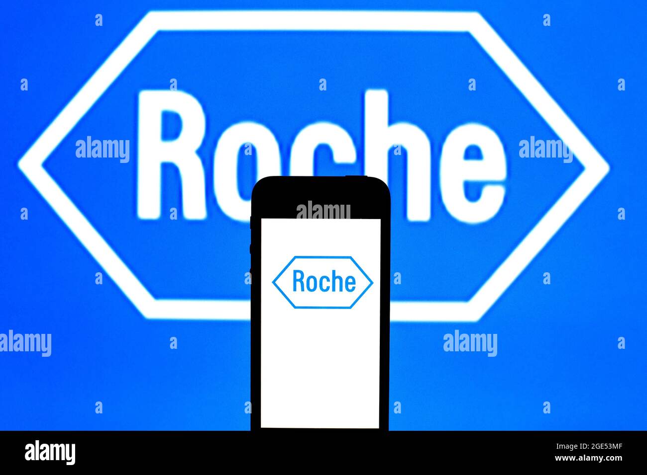Spagna. 11 Agosto 2021. In questa illustrazione fotografica, un logo Hoffmann''"la Roche AG è stato visualizzato su uno smartphone e sullo sfondo. (Credit Image: © Thiago Prudencio/SOPA Images via ZUMA Press Wire) Foto Stock