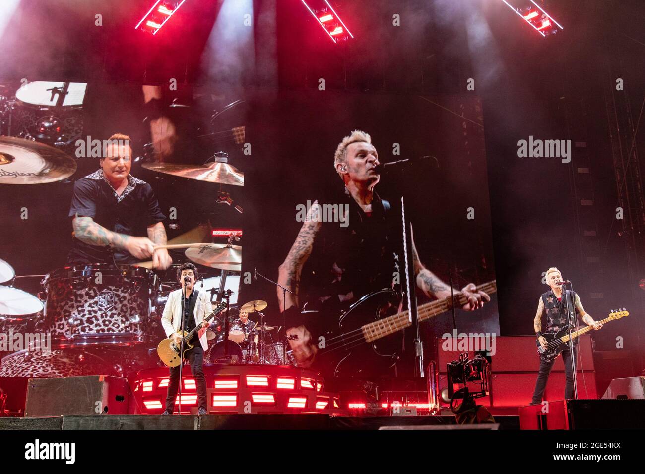 Chicago, Stati Uniti. 15 agosto 2021. Billie Joe Armstrong, tre Cool e Mike Dirnt of Green Day durante il tour Hella Mega a Wrigley Field il 15 agosto 2021, a Chicago, Illinois (Foto di Daniel DeSlover/Sipa USA) Credit: Sipa USA/Alamy Live News Foto Stock