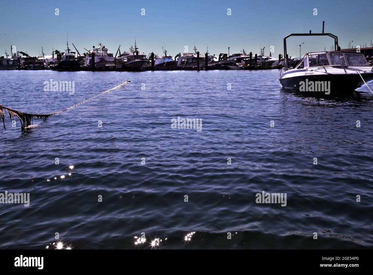 Barca nel porto di Ribeira Foto Stock