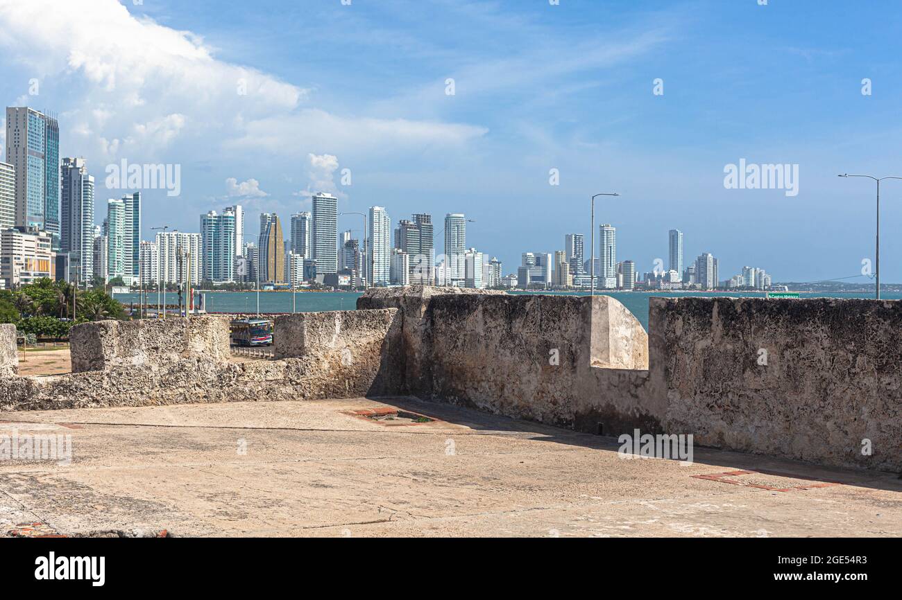 Vista panoramica di edifici architettonici moderni dalle mura della città vecchia, Cartagena de Indias, Colombia. Foto Stock