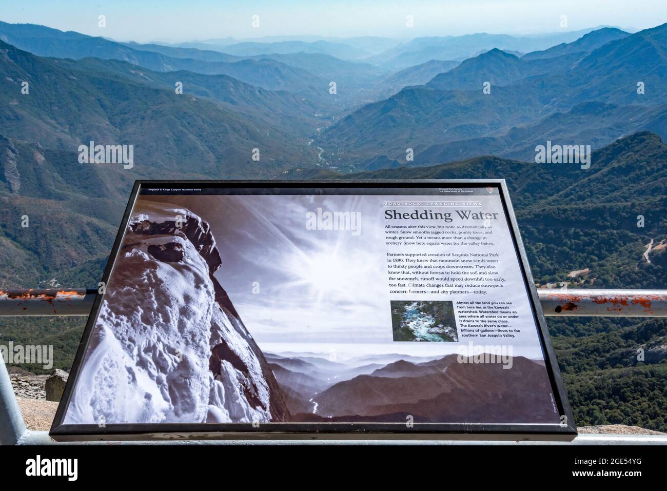 Vista dalla roccia di Moro con la biforcazione centrale del fiume Kaweah e il suo canyon circondato dalla foresta. Un segno interpretativo in primo piano spiega. Foto Stock