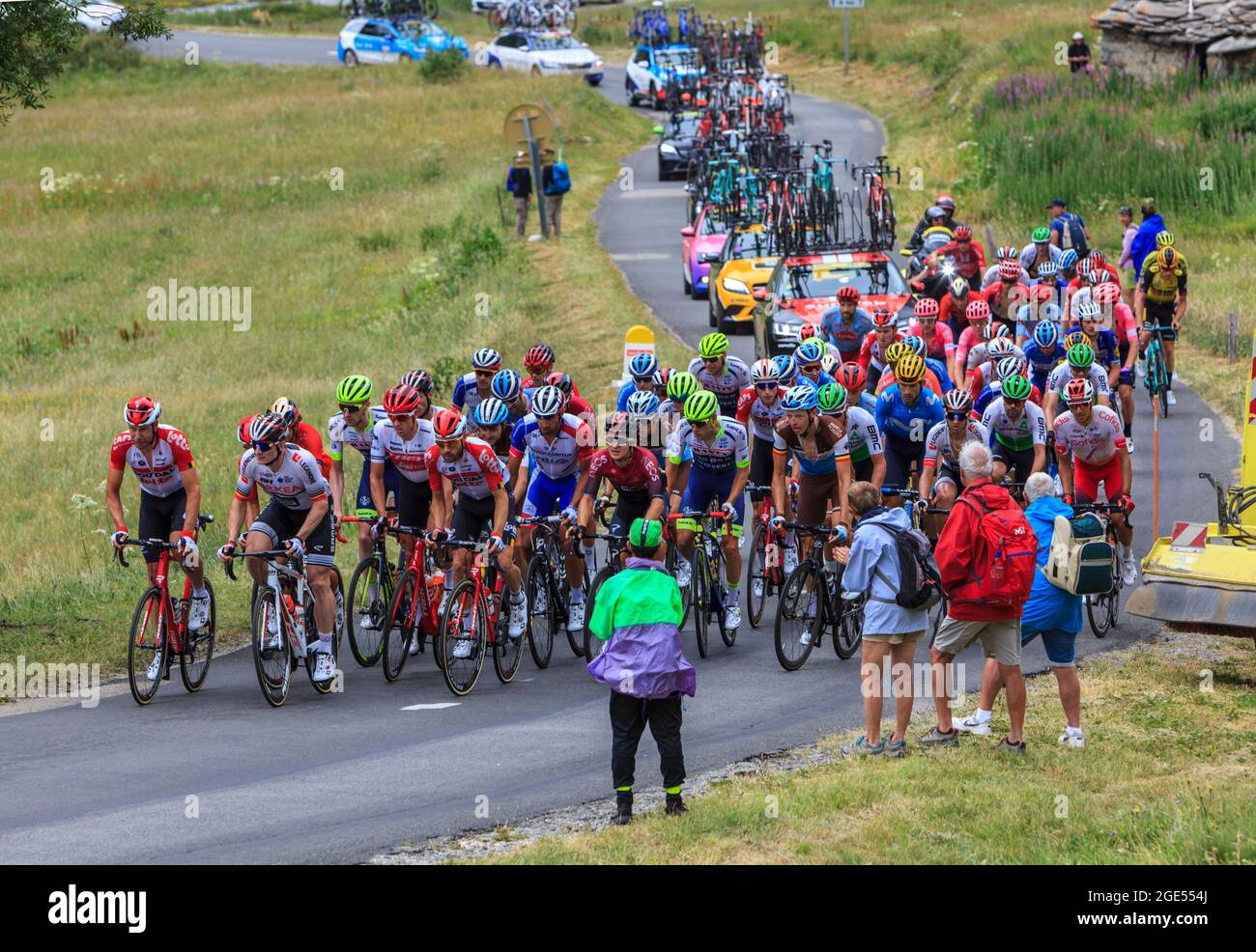 Col de Iseran, Francia - 26 luglio 2019: Il Peloton (gruppetto) che sale la strada per col de Iseran durante la tappa 19 di le Tour de France 2019. Foto Stock