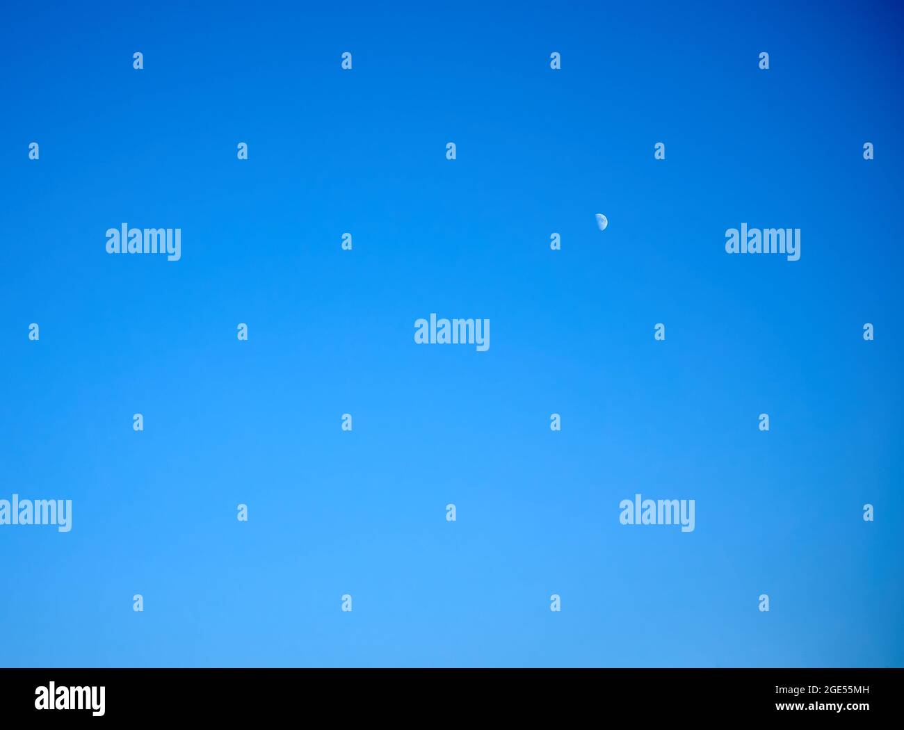 particolare della luna in fase crescente nell'emisfero settentrionale su cielo blu Foto Stock