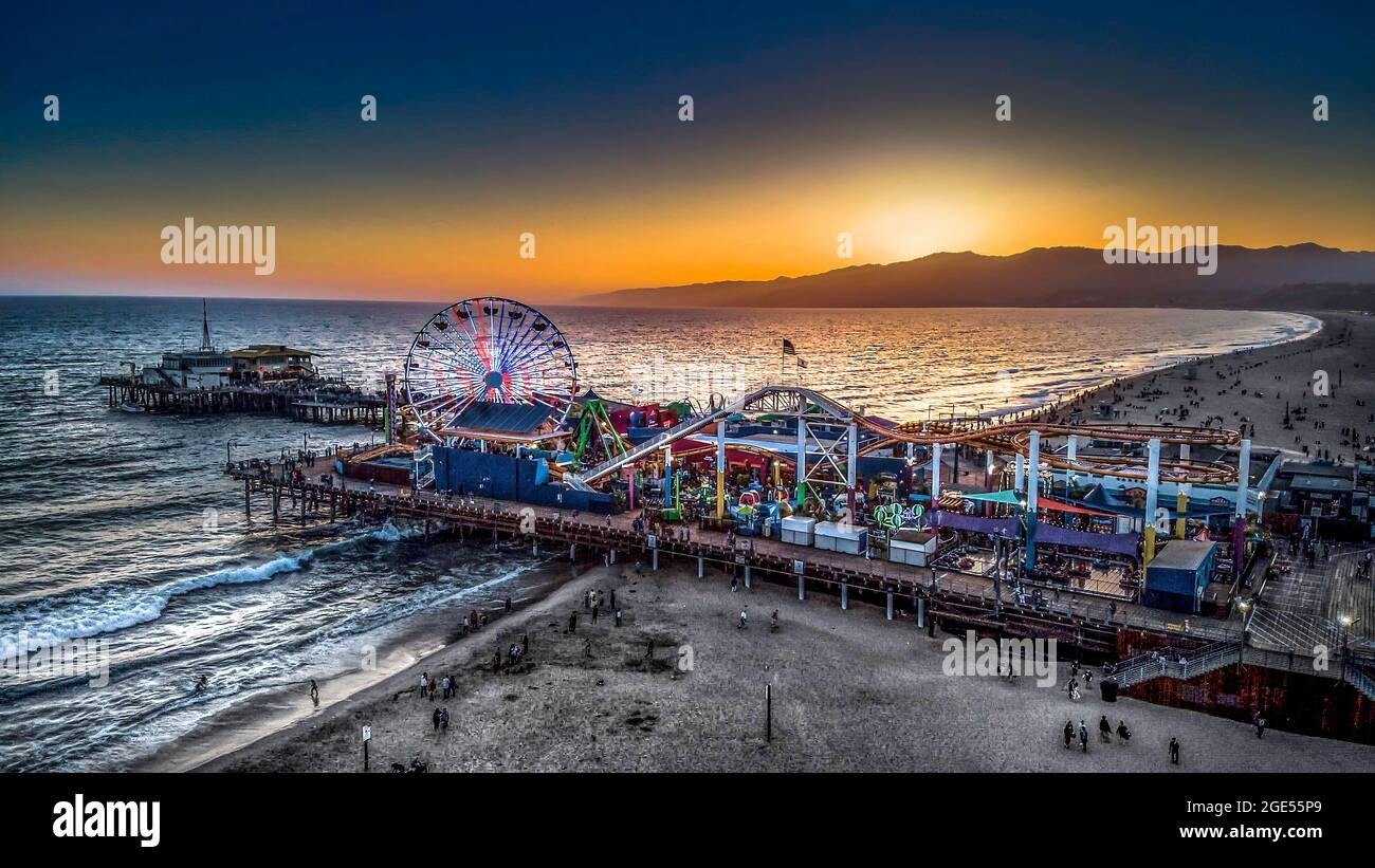 Una vista sul molo di Santa Monica con uno splendido tramonto Foto Stock