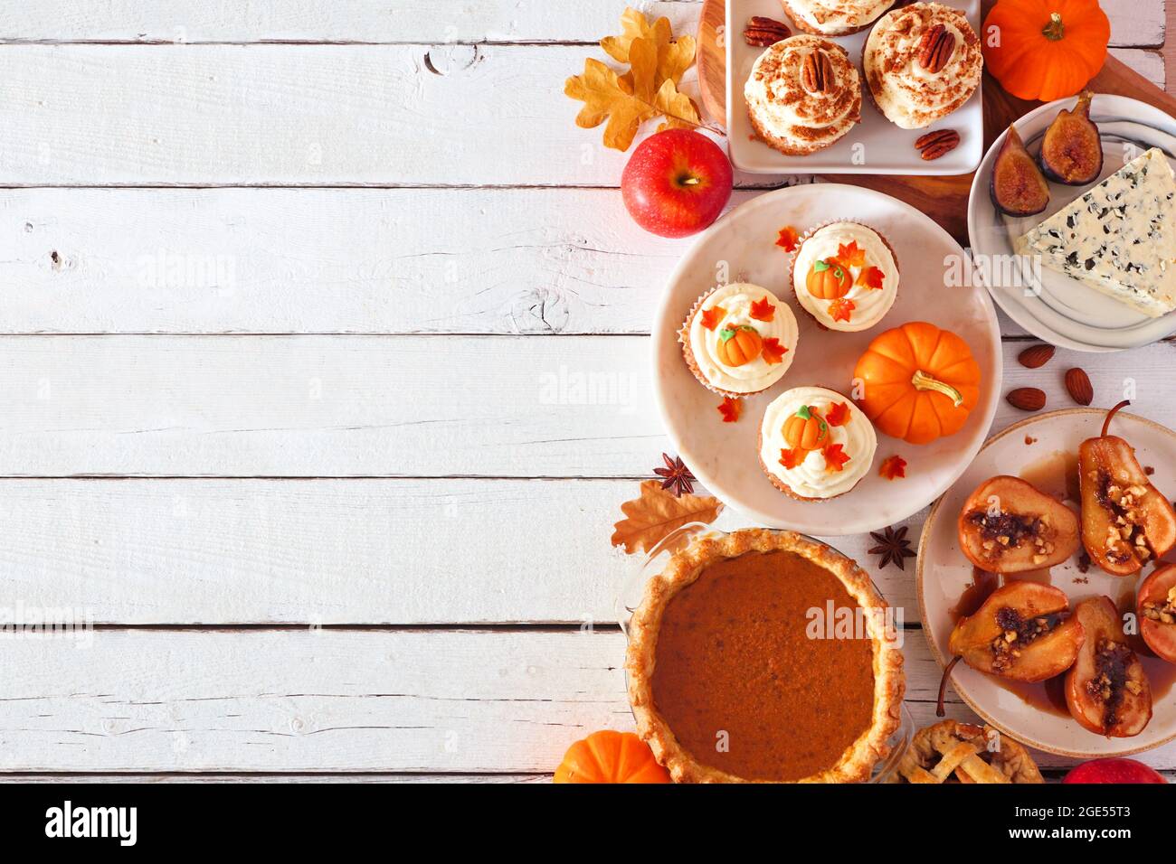 Autunno cibo lato confine. Tavola con una selezione di torte, antipasti e dessert. Vista dall'alto su uno sfondo di legno bianco. Spazio di copia. Foto Stock