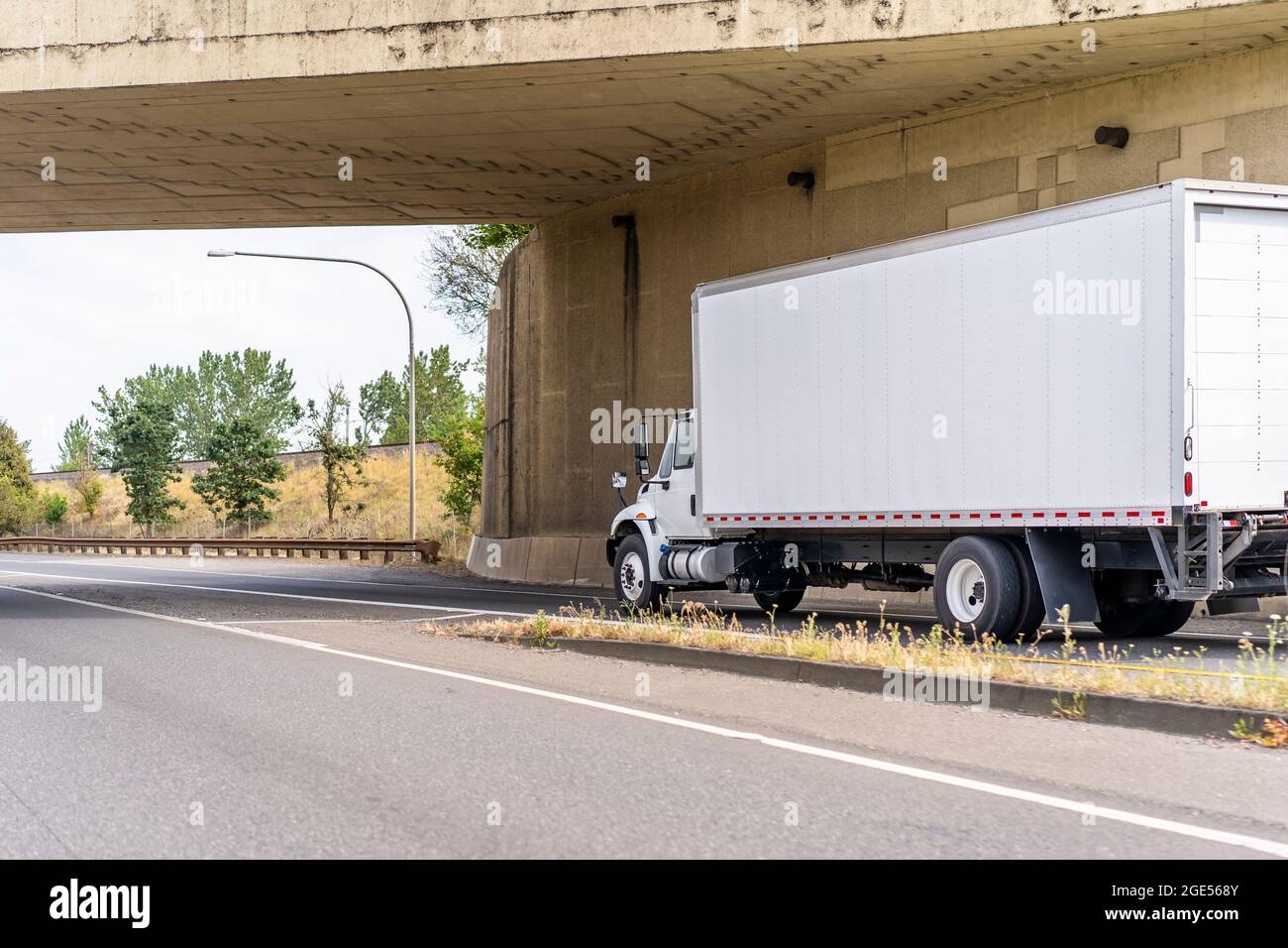 Cofano Day Cab Classic per impieghi medi trattore semi-camion bianco Big RIG con cassone lungo per consegne locali che trasportano carichi commerciali o Foto Stock