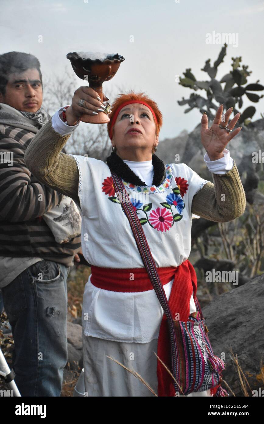 Uno sciamano indigeno esegue un rituale ai quattro punti cardinali prima dell'alba sul solstizio invernale. Foto Stock