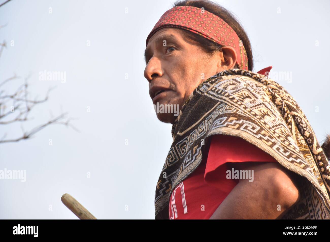 Un uomo indigeno esegue una danza per accogliere il sole durante un rituale al solstizio d'inverno. Foto Stock