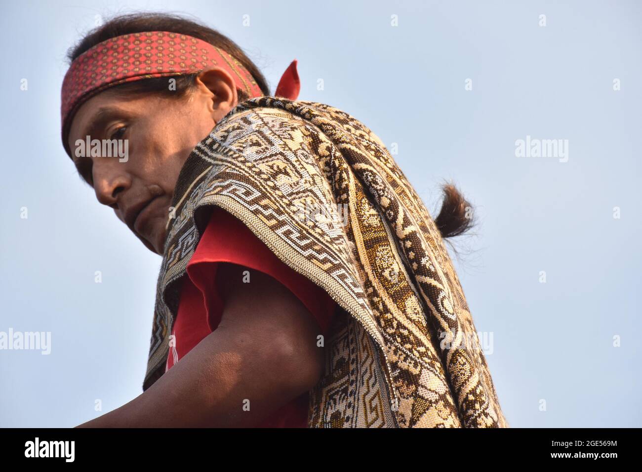 Un uomo indigeno esegue una danza per accogliere il sole durante un rituale al solstizio d'inverno. Foto Stock