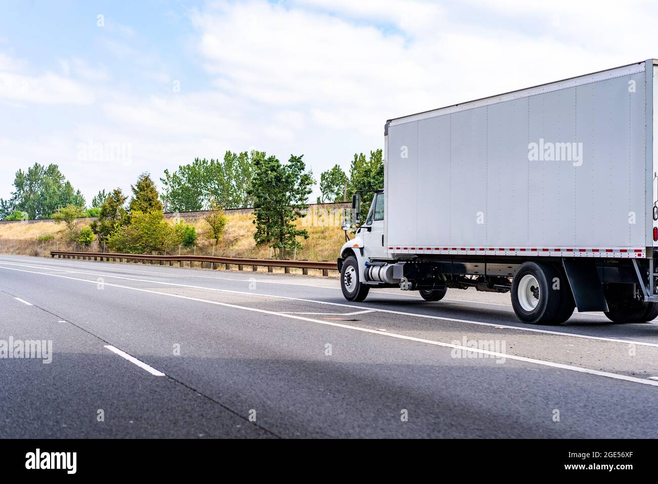 Cofano Day Cab Classic per impieghi medi trattore semi-camion bianco Big RIG con cassone lungo per consegne locali che trasportano carichi commerciali o Foto Stock