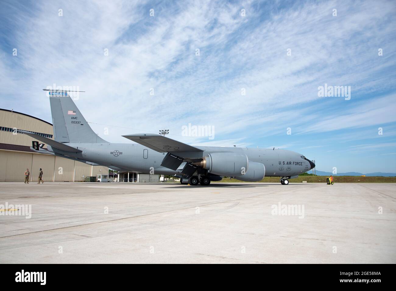 6th Aircraft Maintenance Squadron Crew Chiefs assegnato alla base dell'aeronautica di MacDill, Florida, aiuto in controlli di pre-volo prima di un addestramento di rifornimento dell'aria alla base aerea di Misawa, Giappone, 5 giugno 2021. I membri del 50esimo Squadron di rifornimento aereo hanno volato alla base aerea di Misawa, Giappone, Per aiutare nella pianificazione classificata e briefing di missione completamente integrati per l'esercizio della Pacific Weasel Large Force 2021, fornendo al tempo stesso il rifornimento di aria per un aereo di pattuglia marittimo P-8 Poseidon della marina statunitense assegnato a Patrol Squadron (VP) 45, Naval Air Station Jacksonville, Florida, dimostrando la loro piena disponibilità a rifornire Foto Stock