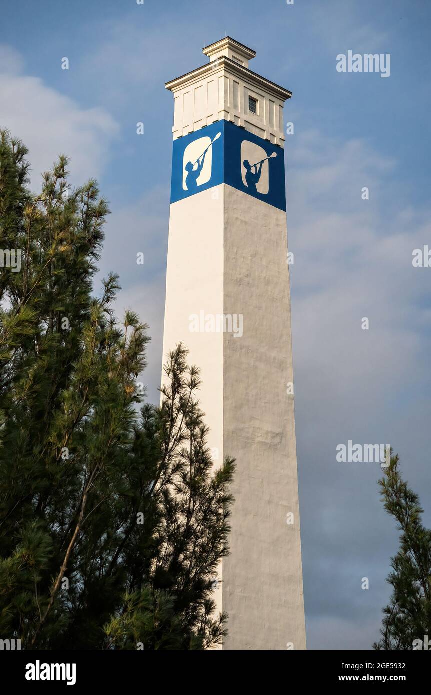 Little Joe Tower, Corning, New York. L'illustrazione accanto alla parte superiore è di un crivello superiore o di una soffiante per cristalli. Foto Stock