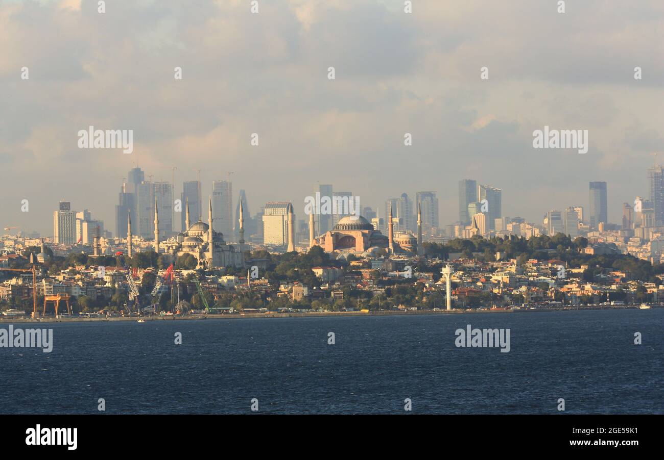 La Moschea Blu (a sinistra) e Hagia Sophia (a destra) dominano lo skyline di Istanbul visto dallo stretto del Bosforo in Turchia. Foto Stock