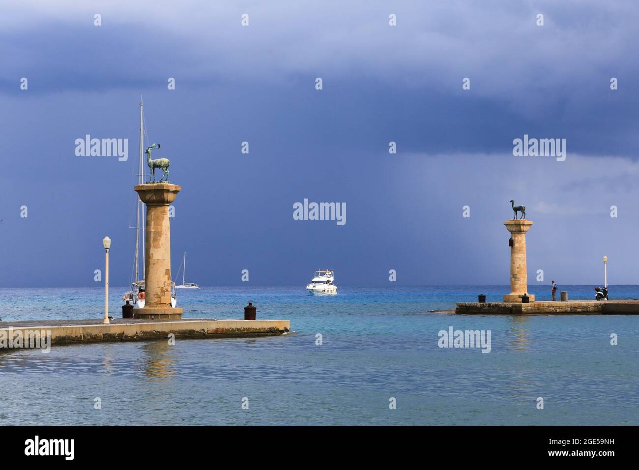 Ingresso al porto di Rodi Mandraki e al sito della famosa statua del Colosso di Rodi. Foto Stock