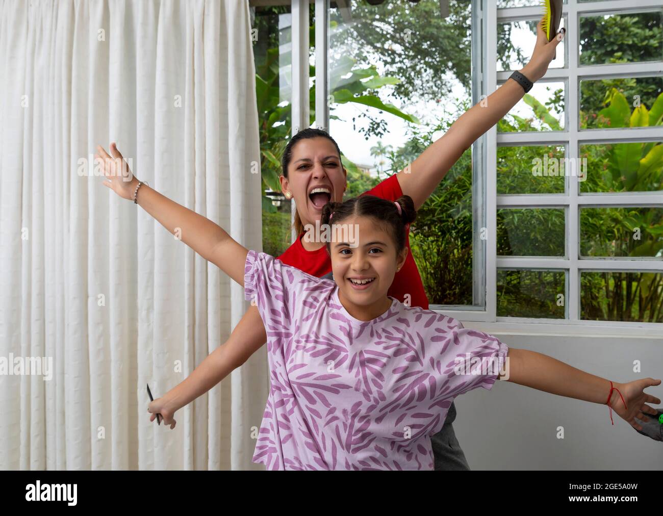 mamma e figlia si divertono a casa Foto Stock