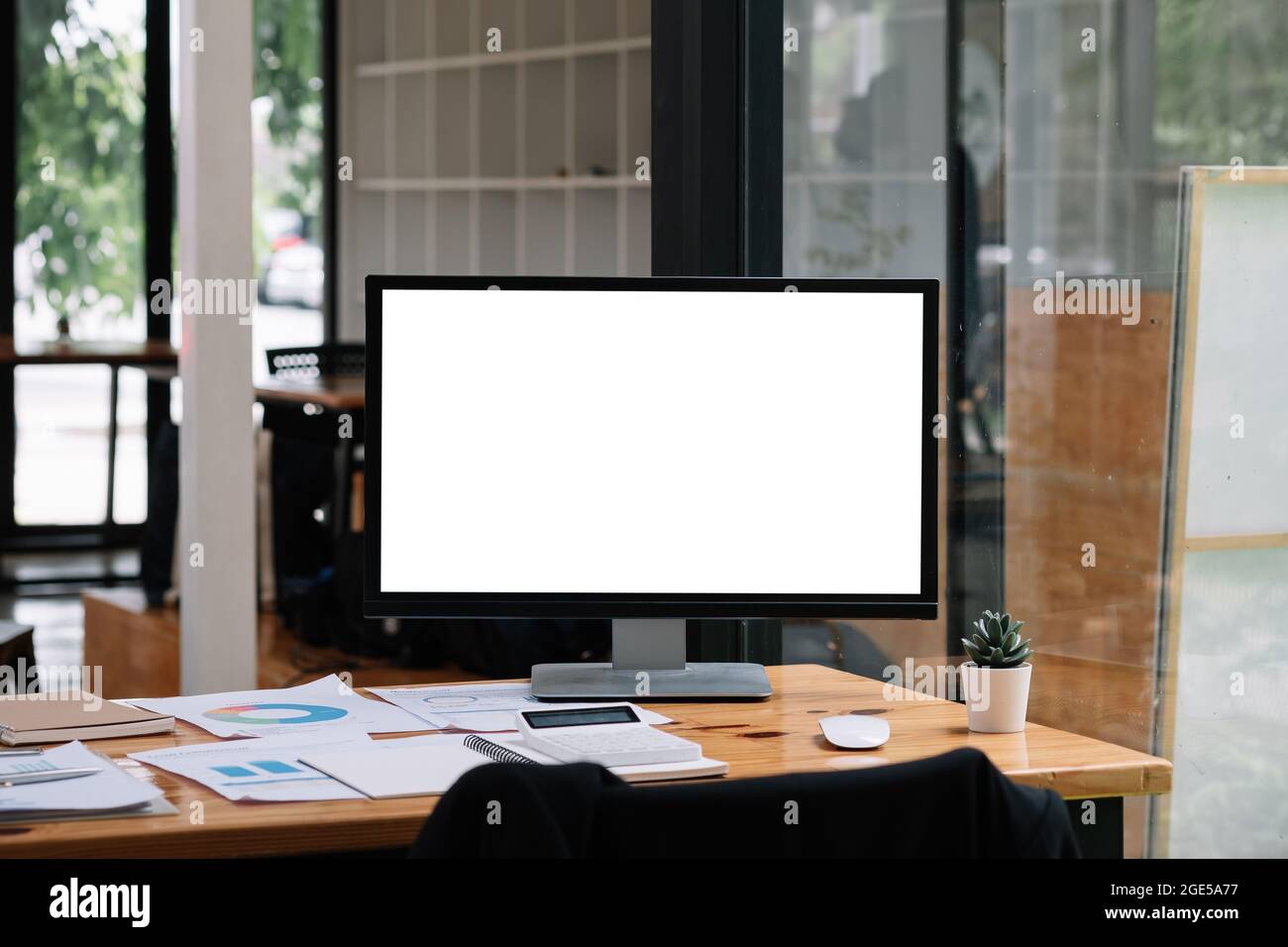 Area di lavoro di contabilità aziendale con schermo bianco vuoto del computer in ufficio Foto Stock