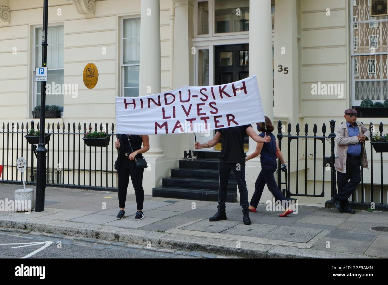 Londra, Regno Unito. Gli indù protestano al di fuori dell'alta Commissione pakistana contro la discriminazione religiosa delle minoranze. Foto Stock