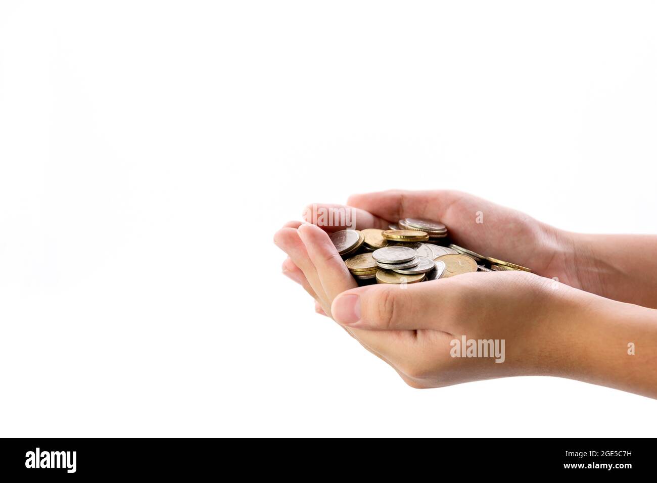 Mano umana che tiene un sacco di monete su sfondo bianco, l'uso per il business e concetti finanziari. Foto Stock