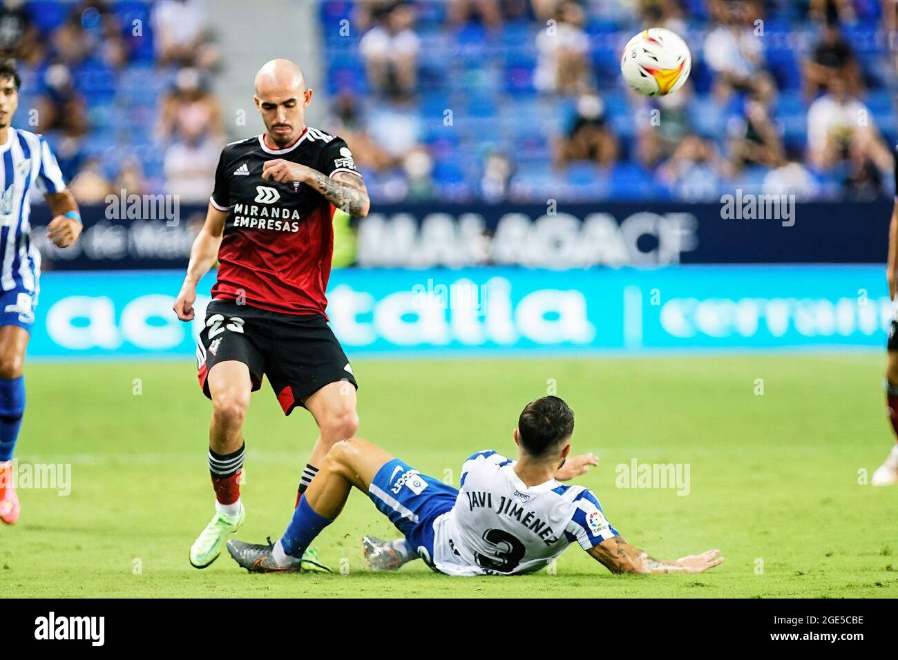 Malaga, Spagna. 16 agosto 2021. Javi Jimenez di Malaga e Oriol Rey di CD Mirandes sono visti in azione durante la partita di calcio la Liga Smartbank 2021/2022 tra Malaga CF e CD Mirandes allo stadio la Rosaleda di Malaga. (Punteggio finale; Malaga CF 0:0 CD Mirandes) Credit: SOPA Images Limited/Alamy Live News Foto Stock