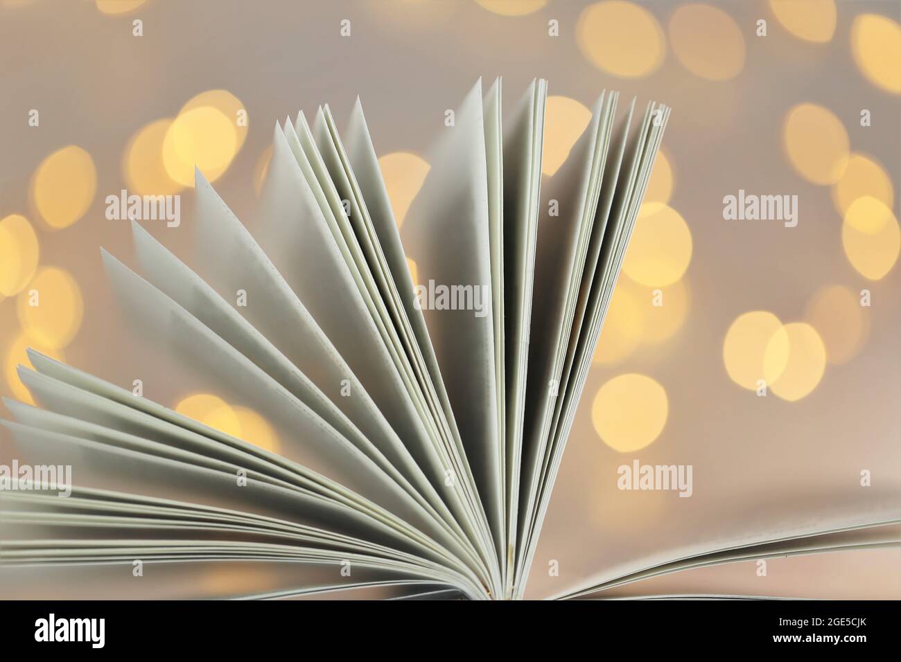 Pagine del libro primo piano su bokeh lupling background.Winter libri. Libri di Natale.Inverno lettura accogliente.Libro di favola fiabe.Reading libri. Foto Stock