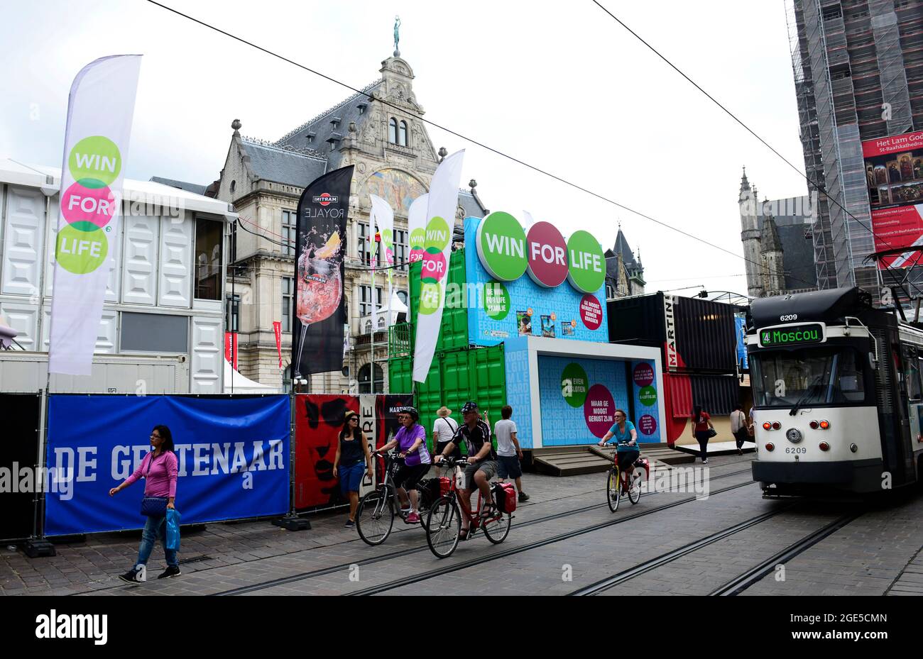 Ciclismo turistico nel centro della città di Gand, Belgio. Foto Stock